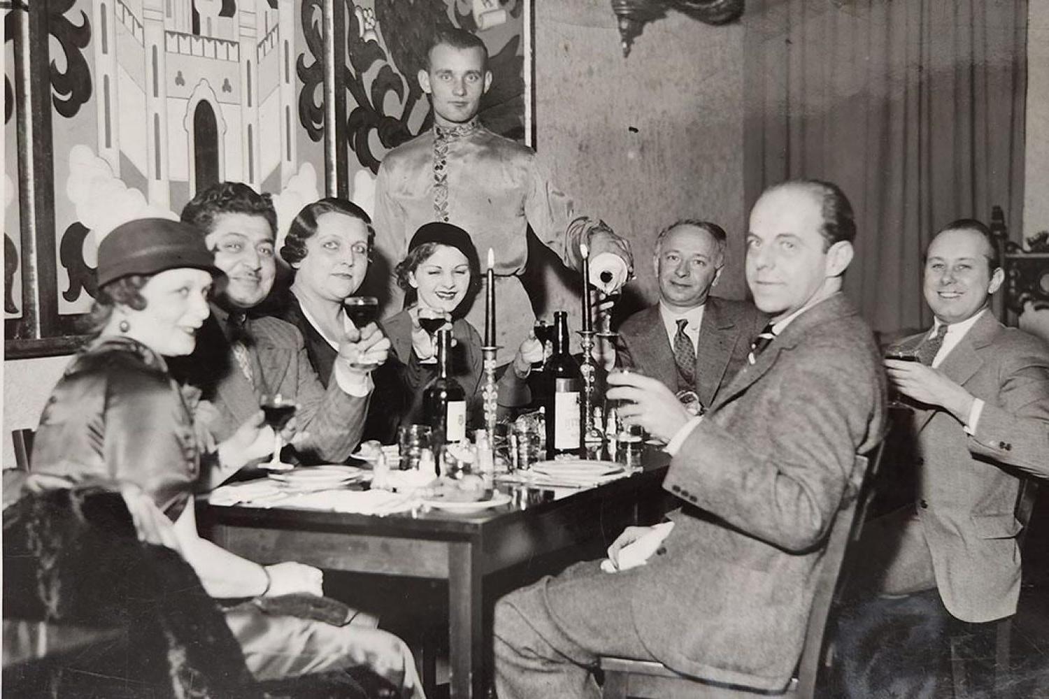 一群成年人在餐厅用餐的历史照片